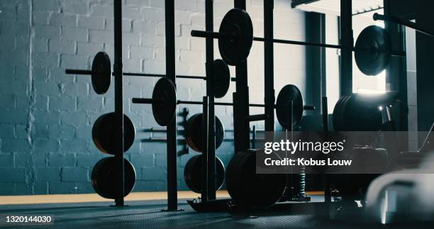 stillleben von trainingsgeräten in einer turnhalle - weightlifting stock-fotos und bilder