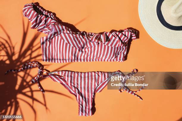 top view of beach summer accessories with copy space. - badebekleidung stock-fotos und bilder