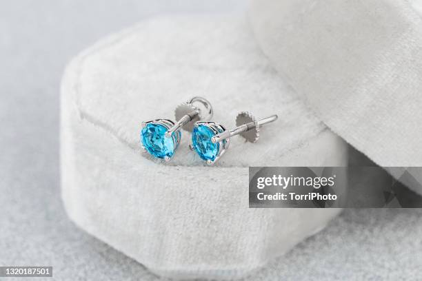 blue topaz stud earrings in white jewelry box - aquamarin edelstein stock-fotos und bilder