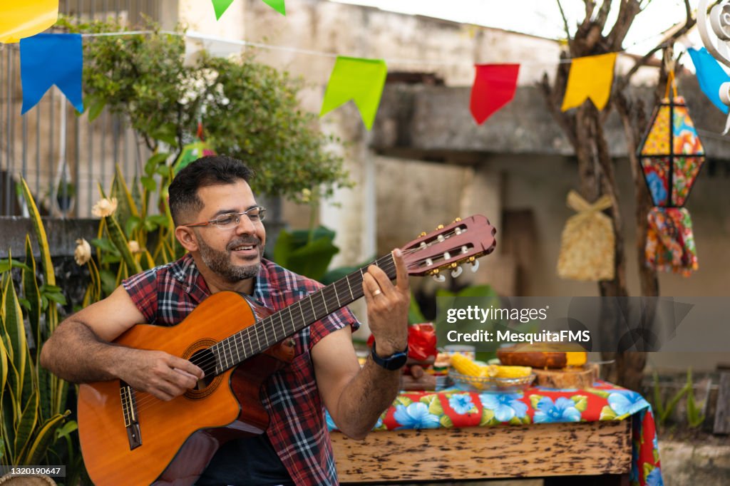 男子在費斯塔朱尼娜彈吉他