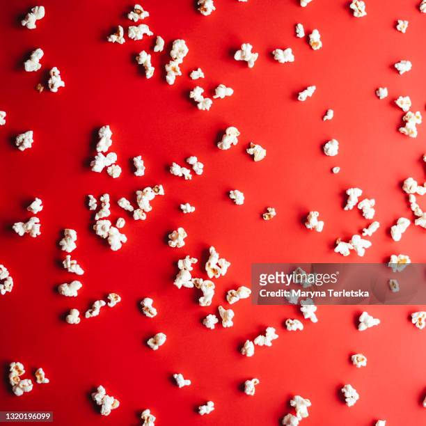 a lot of popcorn on a red background. - movie and tv awards stock-fotos und bilder