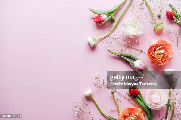 pink background with various beautiful flowers. - table romantique photos et images de collection