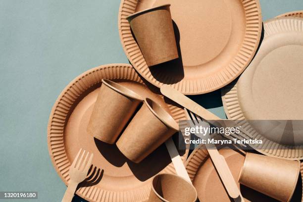 craft dishes on a green background. - desechable fotografías e imágenes de stock
