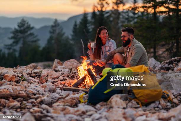 hora del café en el campamento - hoguera de campamento fotografías e imágenes de stock