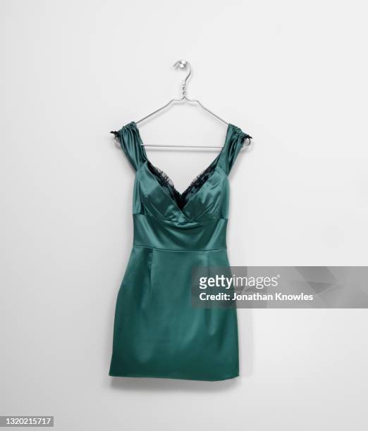 green satin dress - vestito da donna foto e immagini stock