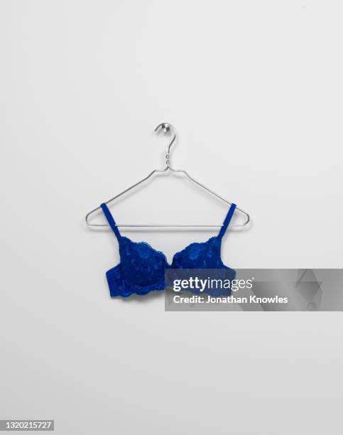 blue bra on hanger - bra stockfoto's en -beelden