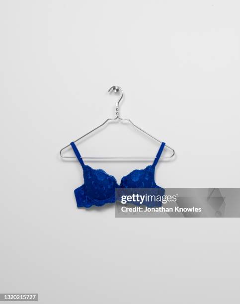 blue bra on hanger - bra 個照片及圖片檔