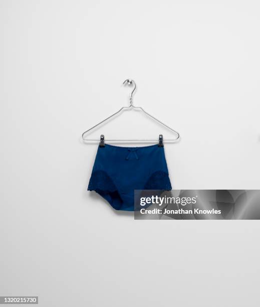 blue underwear on hanger - peça íntima do vestuário - fotografias e filmes do acervo