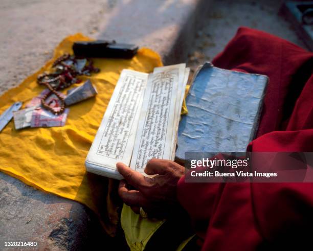 nepal. sadhu (holy man) reading religious text - religiöser text stock-fotos und bilder