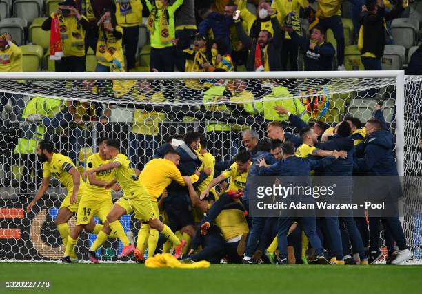 Players of Villarreal CF celebrate as Gero Rulli of Villarreal CF celebrates from David de Gea of Manchester United to win during the UEFA Europa...