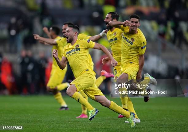 Moi Gomez of Villarreal and teammates celebrate following their team's victory in the penalty shoot out during the UEFA Europa League Final between...