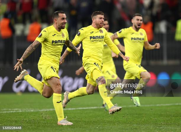 Paco Alcacer, Alberto Moreno and teammates of Villarreal celebrate following their team's victory in the penalty shoot out during the UEFA Europa...