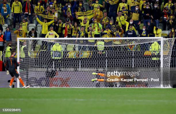 Geronimo Rulli of Villarreal saves the eleventh penalty from David De Gea of Manchester United in the penalty shoot out during the UEFA Europa League...