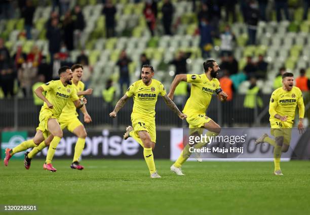 Paco Alcacer of Villarreal and teammates celebrate following their team's victory in the penalty shoot out during the UEFA Europa League Final...