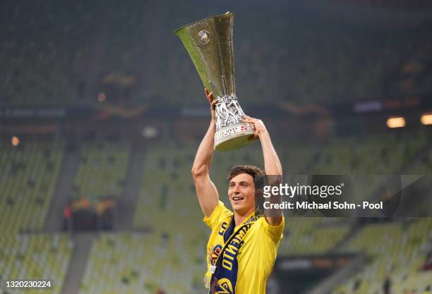 Pau Torres of Villarreal CF celebrates with the UEFA Europa League Trophy following the UEFA Europa League Final between Villarreal CF and Manchester...