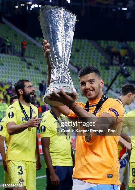 Geronimo Rulli of Villarreal celebrates with the UEFA Europa League Trophy following victory in the UEFA Europa League Final between Villarreal CF...