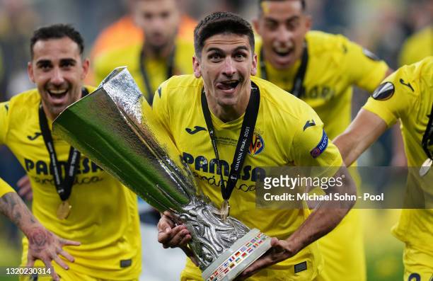 Gerard Moreno of Villarreal CF celebrates with the UEFA Europa League Trophy following the UEFA Europa League Final between Villarreal CF and...