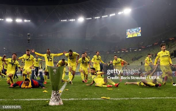 Players of Villarreal CF celebrates their side's victory with the trophy after the UEFA Europa League Final between Villarreal CF and Manchester...