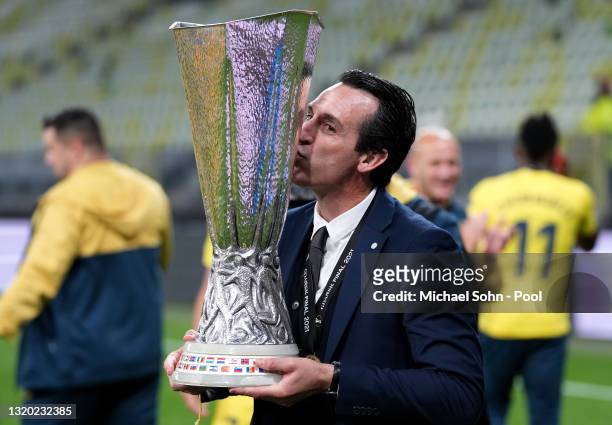 Unai Emery, Head Coach of Villarreal CF kisses the UEFA Europa League Trophy following victory in the UEFA Europa League Final between Villarreal CF...