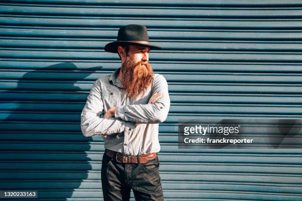 hipster im texas-porträt - cowboy models stock-fotos und bilder