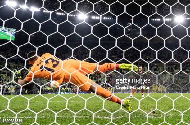 David de Gea of Manchester United misses their team's eleventh penalty in the penalty shoot out as Gero Rulli of Villarreal CF makes a save to win...
