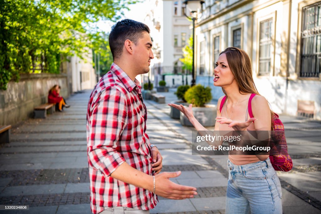 Pareja Joven Discutiendo En La Calle Problemas De Relación Foto de stock -  Getty Images