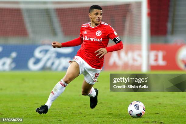 Taison of Internacional controls the ball during a group B match of Copa CONMEBOL Libertadores 2021 between Internacional and Always Ready at...