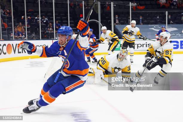 Brock Nelson of the New York Islanders scores at 8:35 of the second period against Tristan Jarry of the Pittsburgh Penguins in Game Six of the First...