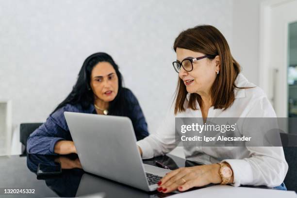 bankmanager die gegevens aan klant toont - trabalhando stockfoto's en -beelden