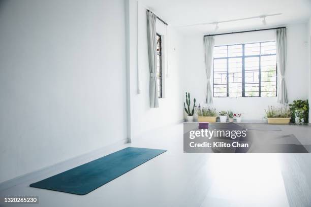 empty yoga studio interior - yoga studio stock pictures, royalty-free photos & images