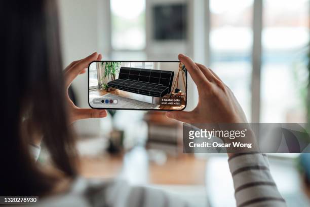 online shopping with augmented reality technology on smartphone - horizontal stock-fotos und bilder