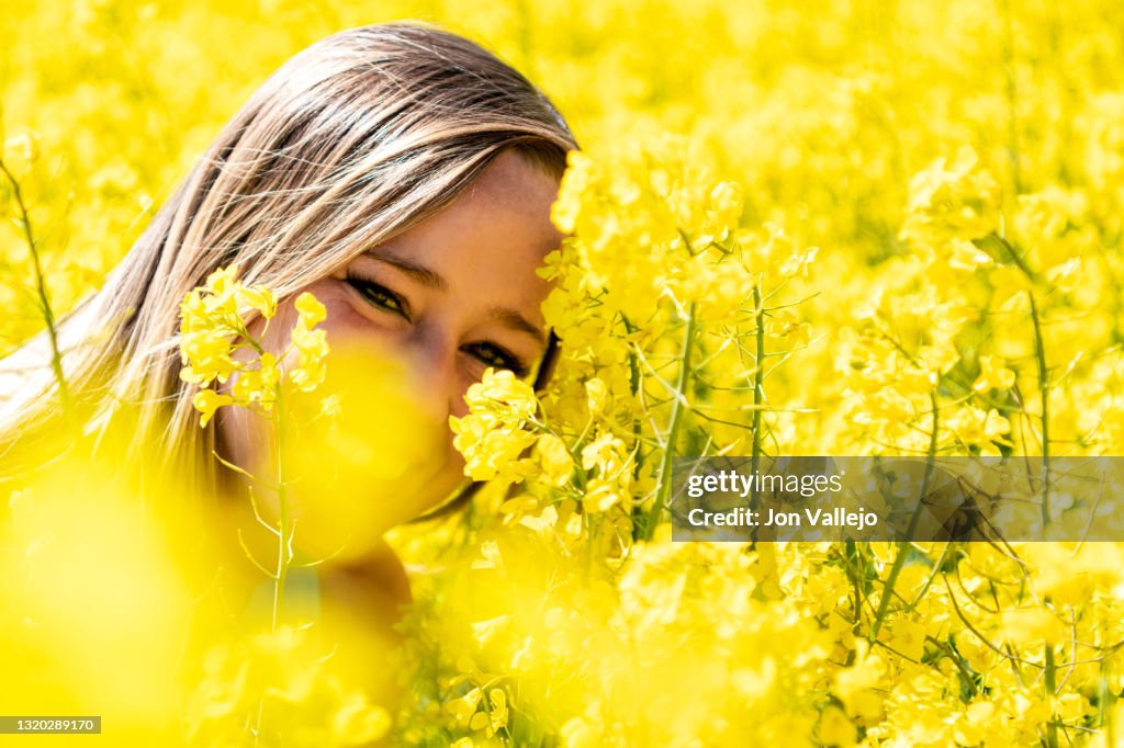 Mujer Rubia Joven Entre Muchas Flores Amarillas Tiene En Primer Plano Varias Flores Amarillas Estas Flores Se Llaman Colza O Canola Con La Que Se Elabora Un Tipo De Aceite High-Res Stock Mujer Rubia Joven Entre Muchas Flores Amarillas Tiene En Primer Plano Varias Flores Amarillas Estas Flores Se Llaman Colza O Canola Con La Que Se Elabora Un Tipo De Aceite High-Res Stock