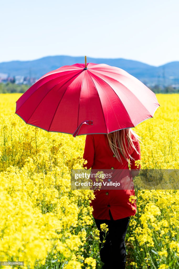 Foto Vertical De Espaldas De Una Mujer Rubia Que Va Caminando Con