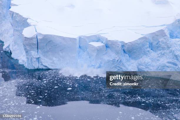 glacier collapsing on antarctic ocean - glacier collapsing stock pictures, royalty-free photos & images