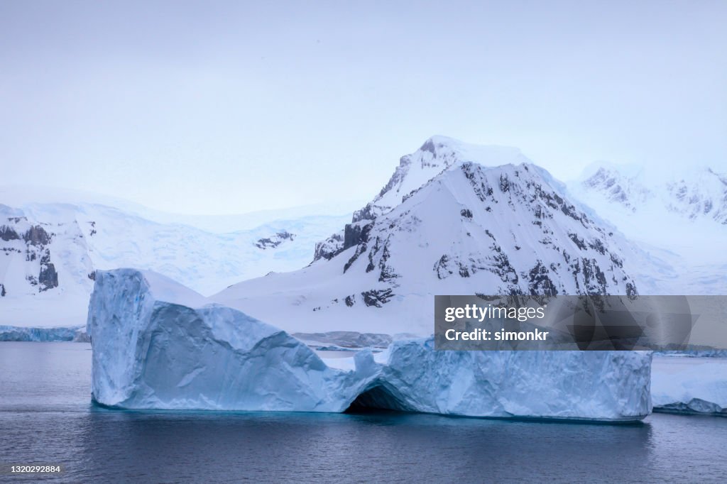 Mening van ijsberg die op water drijft