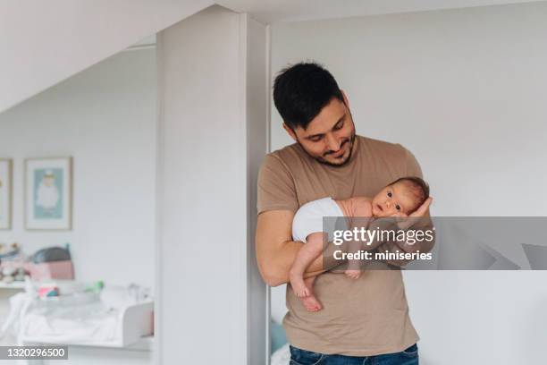 padre se une con recién nacido en pañal - pañal fotografías e imágenes de stock