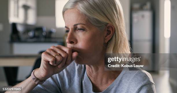 一個成熟的女人獨自坐在家裡咳嗽的鏡頭 - flat chested woman 個照片及圖片檔