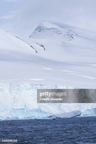 malerische ansicht der antarktischen küste - ice shelf stock-fotos und bilder