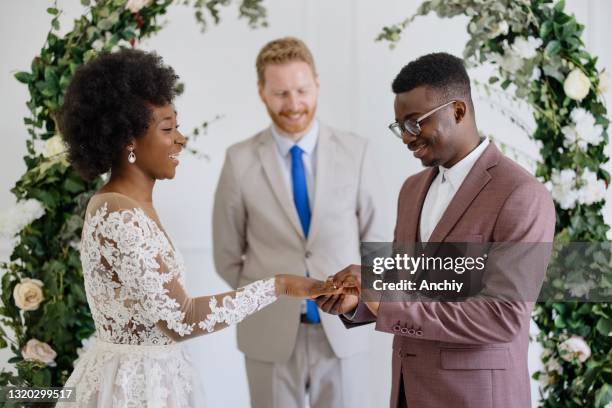 Echanging Rings Exchanging Wedding Rings Photos and Premium High Res Pictures - Getty ...