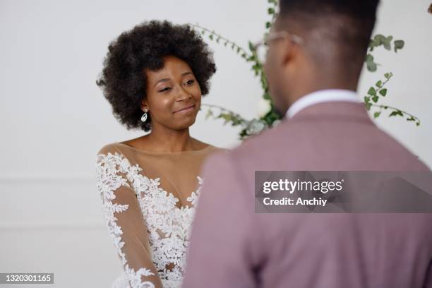 novio intercambiando votos matrimoniales - promesas de matrimonio fotografías e imágenes de stock