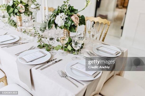 table setting for an event - wedding table setting imagens e fotografias de stock