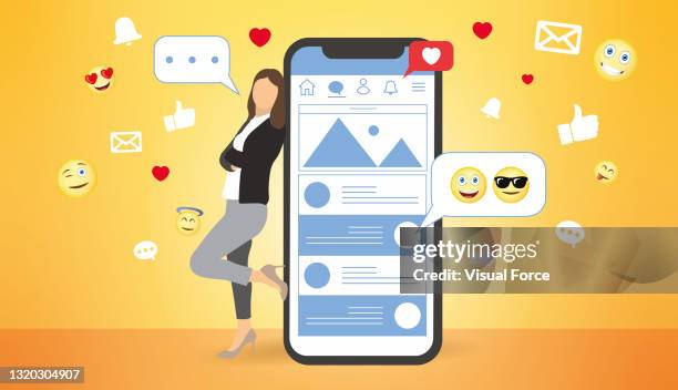 stockillustraties, clipart, cartoons en iconen met jonge vrouw die zich dichtbij grote smartphone bevindt en smartphones gebruikt, die berichten naar vrienden verzenden. platte vector conceptillustratie van smartphone bruikbaarheid op gele achtergrond, mobiel apparaat sjabloon. app-presentatie - illustrator