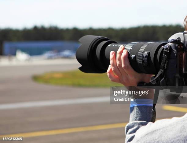 photographer with large telephoto lens - lente telefotográfica imagens e fotografias de stock