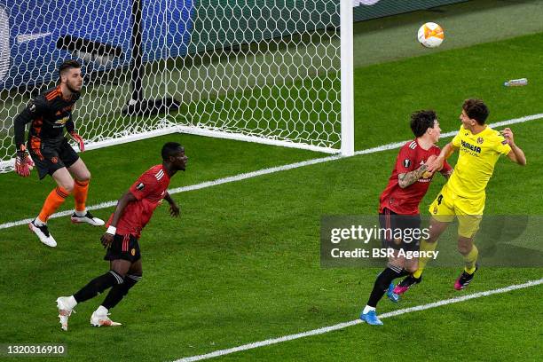 Victor Lindelof of Manchester United and Pau Torres of Villarreal CF during the UEFA Europa League Final match between Villarreal CF and Manchester...