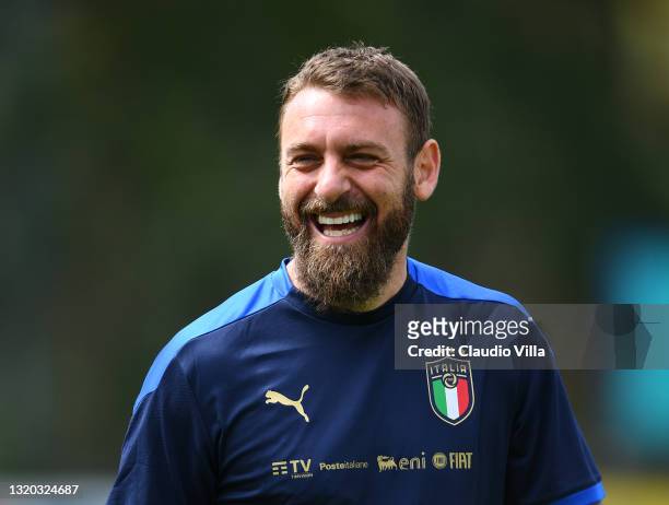 Assistant coach Italy Daniele De Rossi looks on during a Italy training session at Forte Village Resort on May 27, 2021 in Santa Margherita di Pula,...