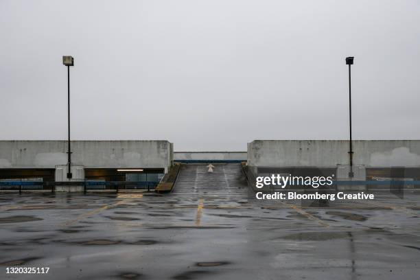 empty parking lot - parking space stock-fotos und bilder