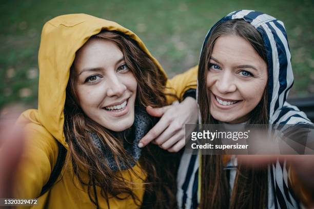 twee jonge vrouw die selfie doet - close to stockfoto's en -beelden