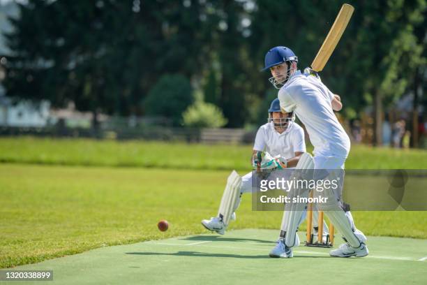 batsman die bal op hoogte raakt - cricket ball stockfoto's en -beelden