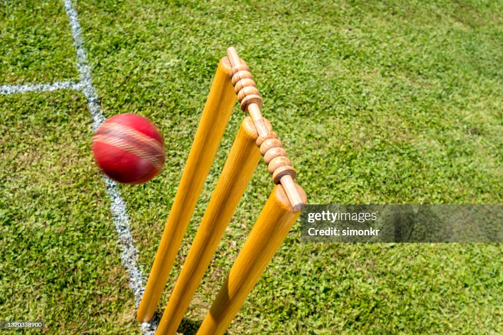 Pelota de cricket acercándose a los tocones