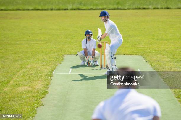 batsman in stance ready to hit the ball - cricket bowler imagens e fotografias de stock